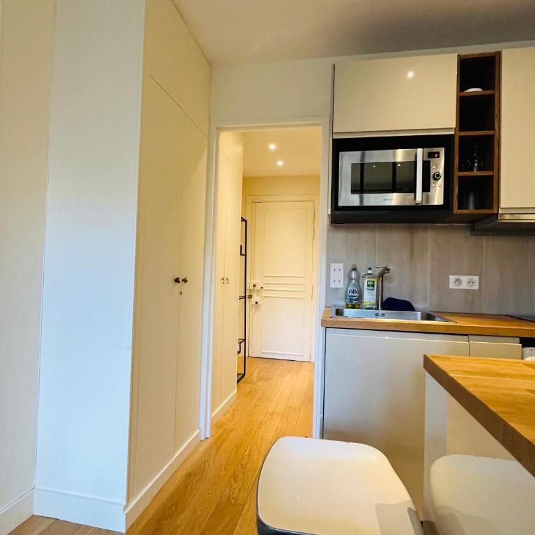 Studio with Balcony 800m to Trocadéro and Tour Eiffel - Appartement 1 Chambre - 4