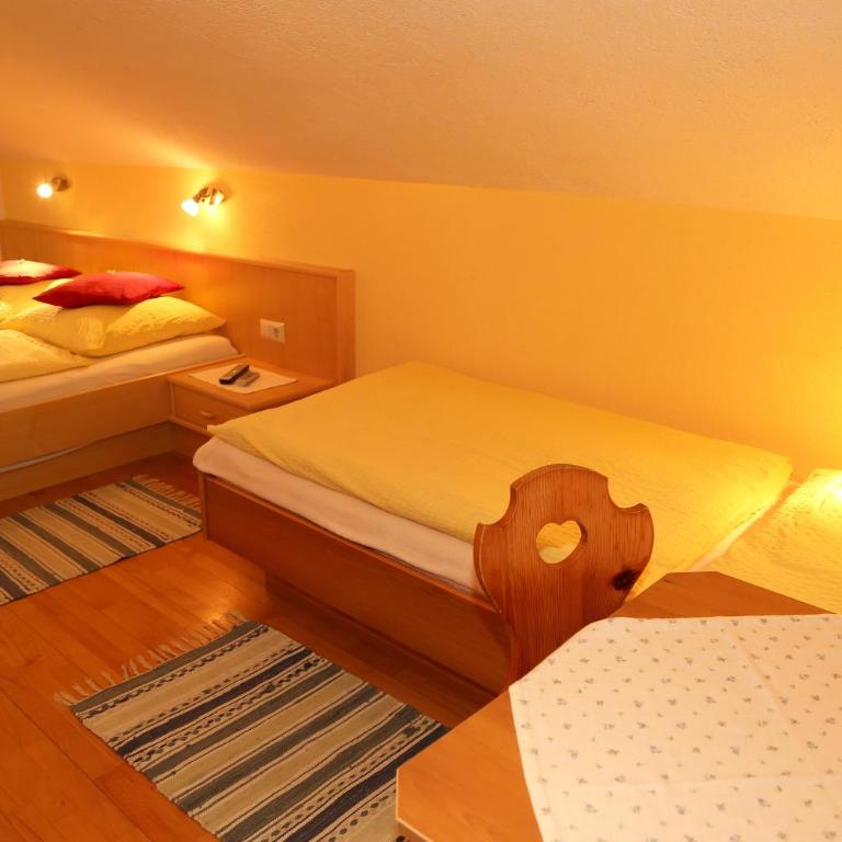 Haufhof-Pension am Bauernhof, Haus im Ennstal bei Schladming - Dreibettzimmer mit Bergblick - 4