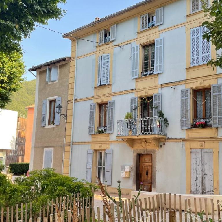 Appartement T3 63m2 - L'Atypique et son Jardin de 350m2 au cœur de Digne - Appartement - Vue sur Jardin - 30