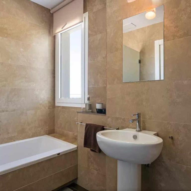 LUJOSA VILLA PISCINA 25 METROS SUIT 60m2 SPA SAUNA - Four-Bedroom Villa with Private Pool - 32