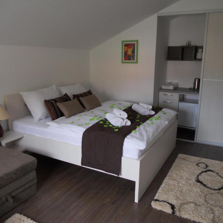 Apple Line Appartments - Family Room - 3