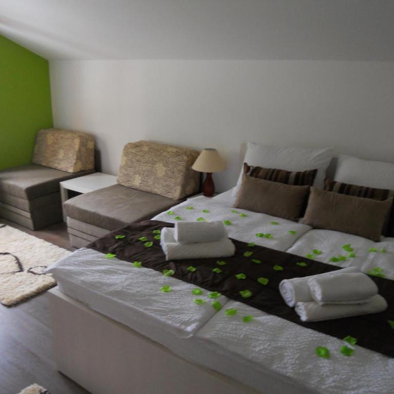 Apple Line Appartments - Family Room - 9