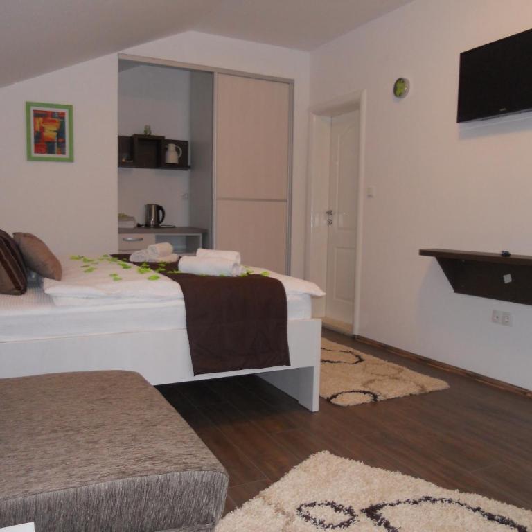 Apple Line Appartments - Family Room - 8