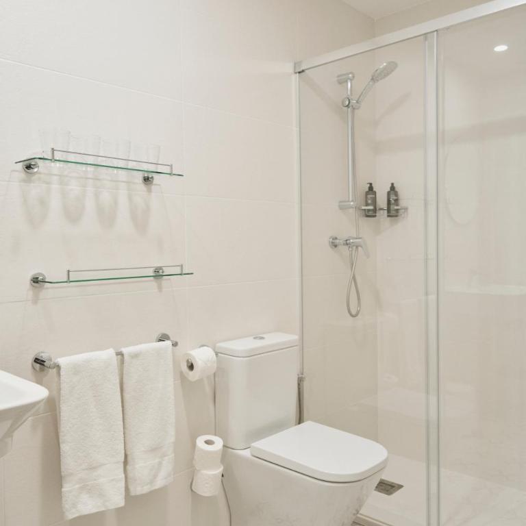 Mesón Castilla Atiram Hotels - Quadruple Room - 2