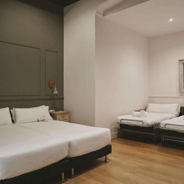 Mesón Castilla Atiram Hotels - Quadruple Room - 3