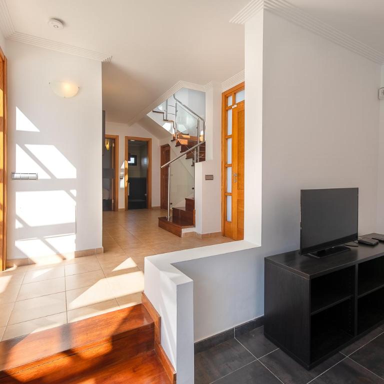 Camelot Holiday Homes by LIVVO - Villa de 3 dormitorios - 8