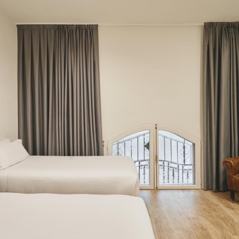 Mesón Castilla Atiram Hotels - Quadruple Room - 8