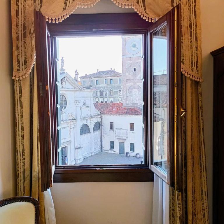Hotel Scandinavia - Relais - Camera Doppia con Vista Piazza - 1