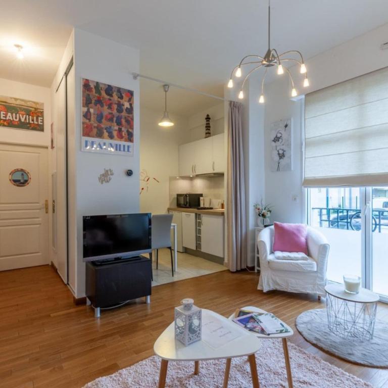 Warm studio 100m from Place Morny and Port - Studio - 6