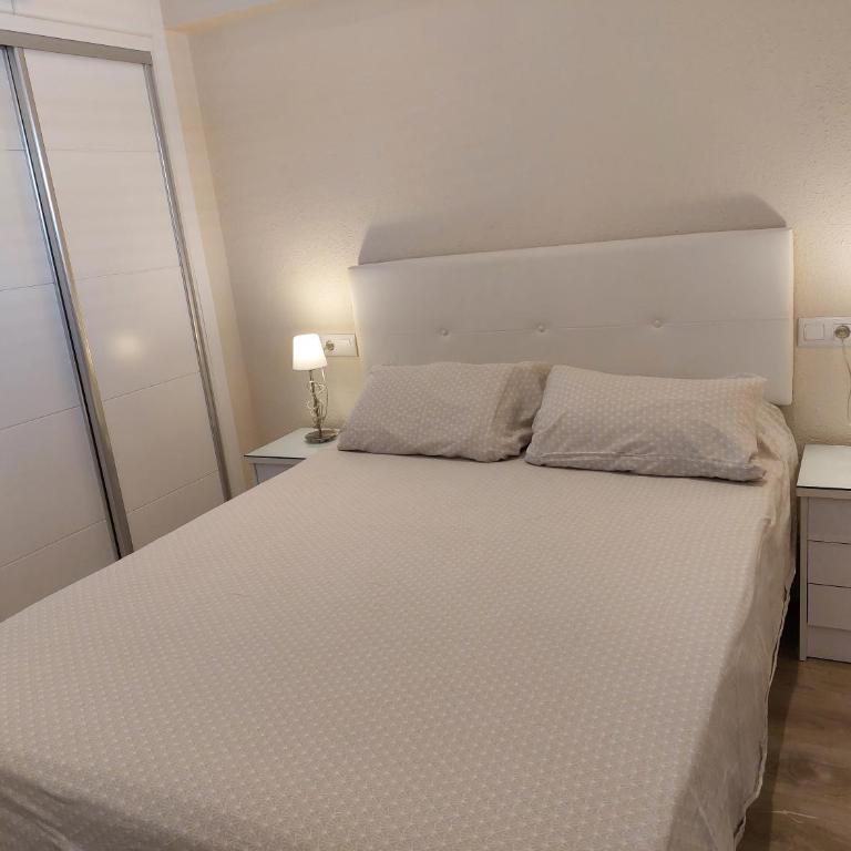 Vistas al mar. Junto a la playa. Garaje y piscina. - Apartamento de 1 dormitorio - 12