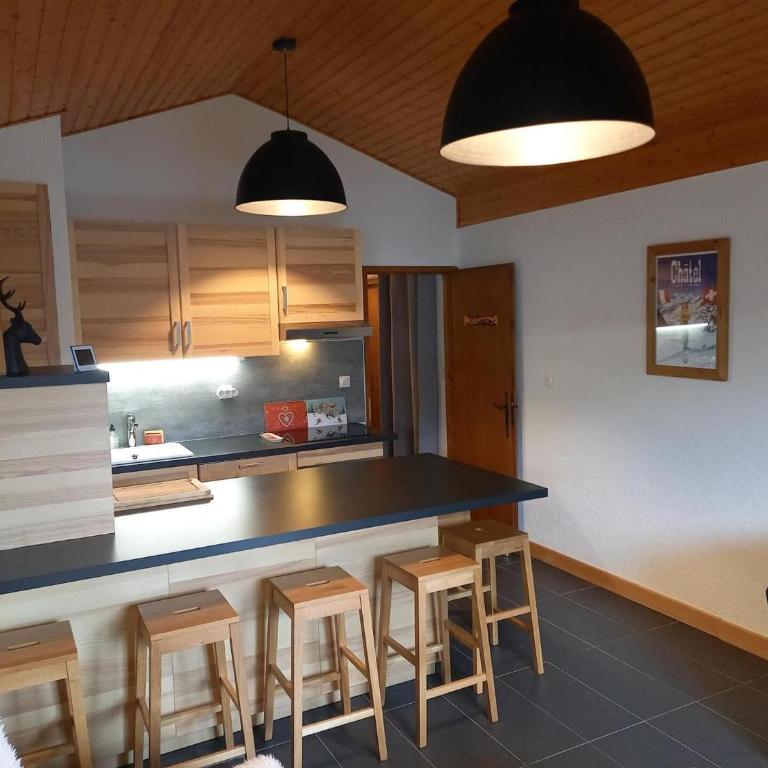 Chalet chaleureux à Châtel - Idéal 6 pers, 3 pièces, proche télésiège, WIFI, balcon sud, garage - FR-1-676-21 - Apartamento - 2
