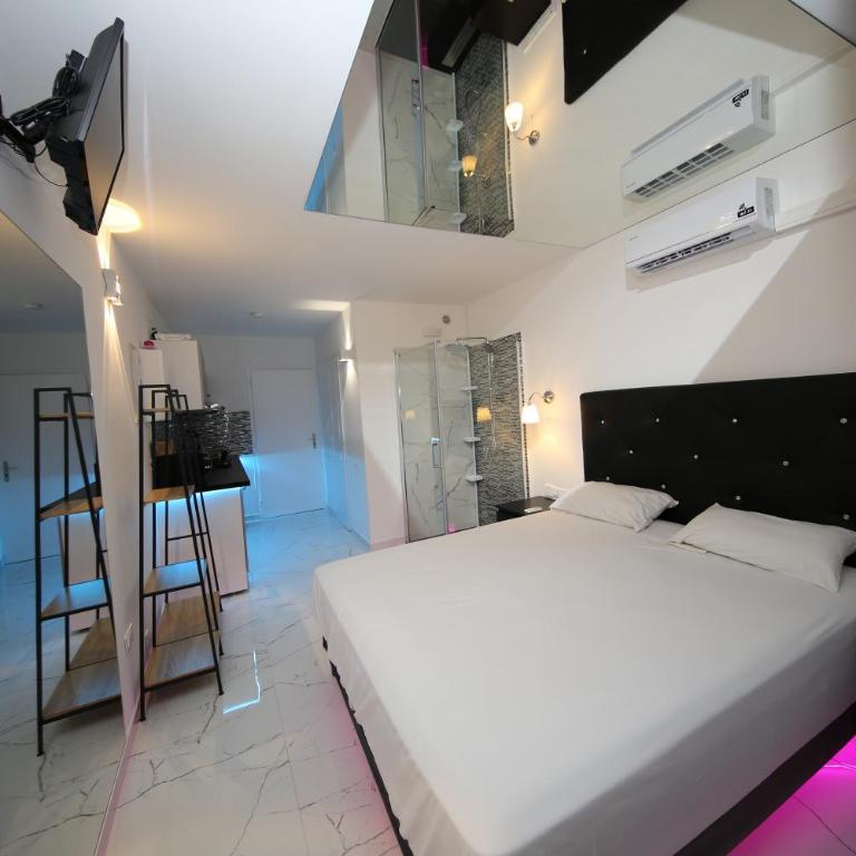 Studio Indecent - One-Bedroom Apartment - 3