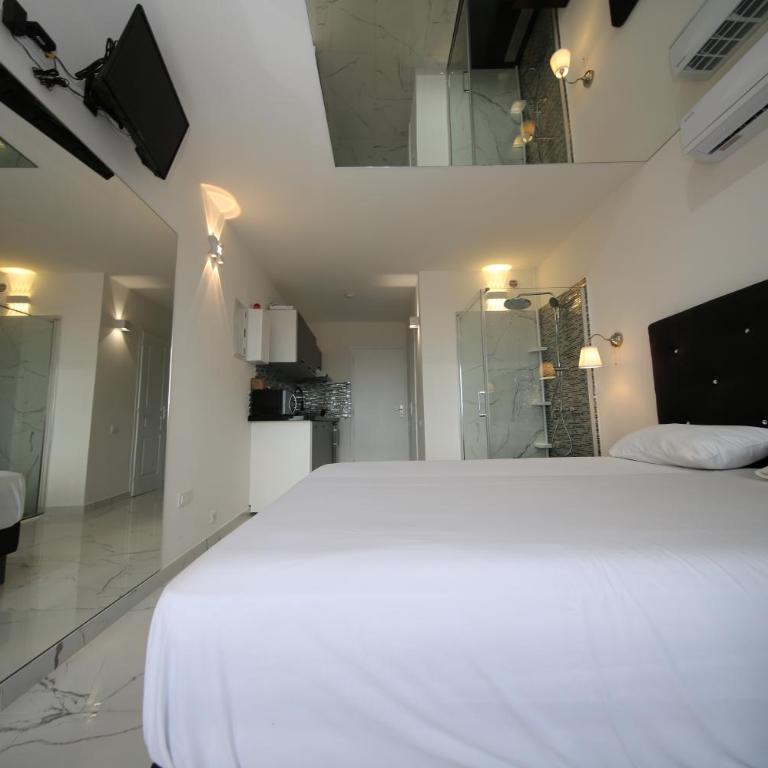 Studio Indecent - One-Bedroom Apartment - 6