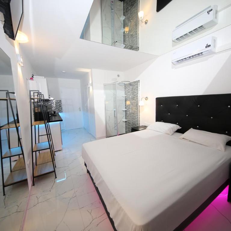 Studio Indecent - One-Bedroom Apartment - 18