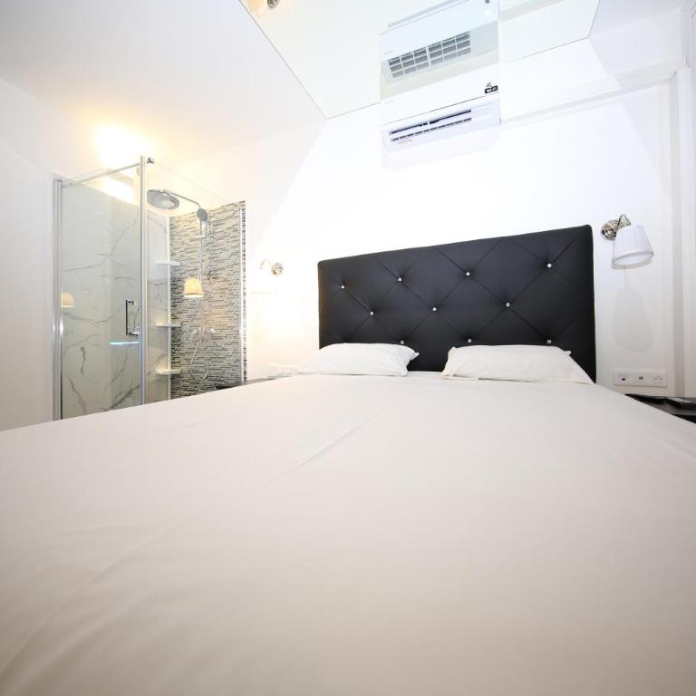 Studio Indecent - One-Bedroom Apartment - 25