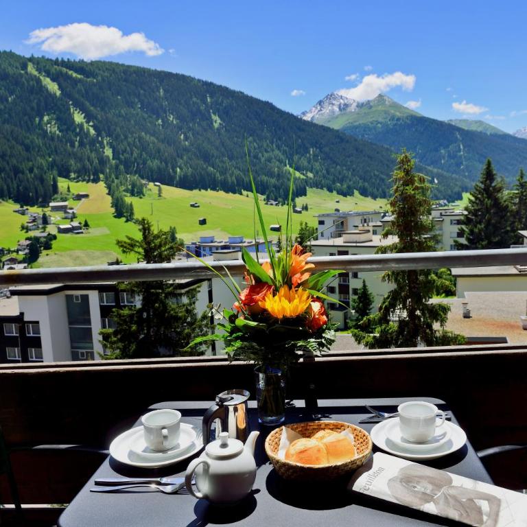 Ferienwohnung Parkareal Davos - freier Blick auf Berge, ruhig, sonnig, SW-Balkon, Parkplatz - Apartment mit 1 Schlafzimmer - 1