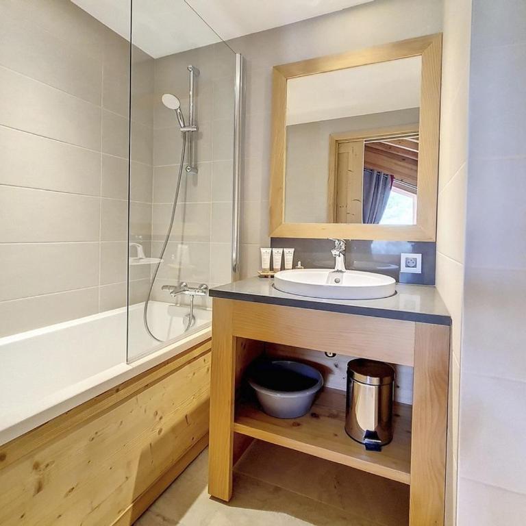 Chalet luxueux 3 chambres • Accès pistes • Sauna • Jacuzzi - FR-1-344-772 - Chalet - 9