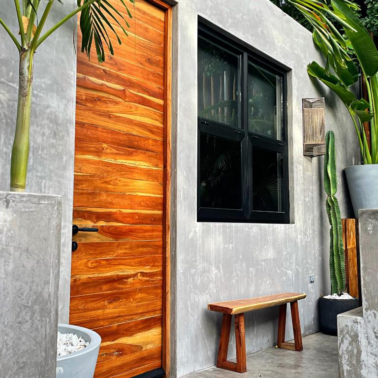 LOTE4 - LGBTQ Studios - Deluxe King Studio - 11