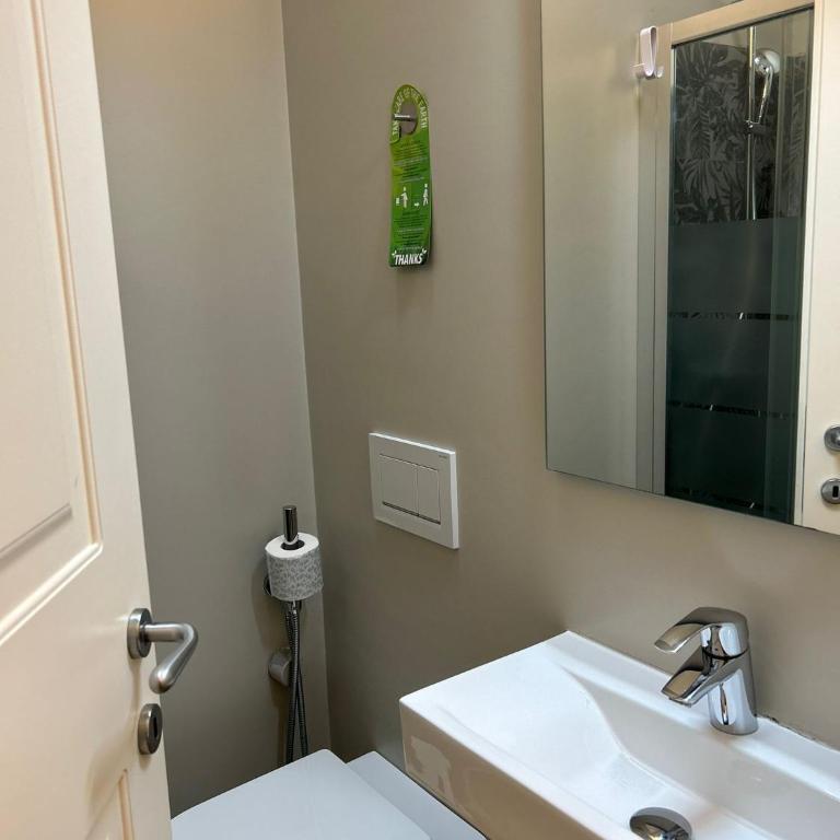 Cosmopolitan Central Rooms - Small Double Room - 4
