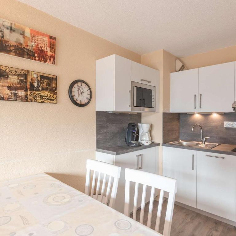 Appartement pour 6 pers. proche des pistes de ski - FR-1-296-375 - Apartment - 4