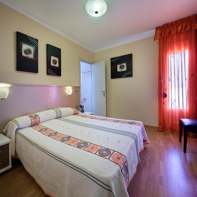 Hostal Barcelona - Double or Twin Room with Private Bathroom - 19