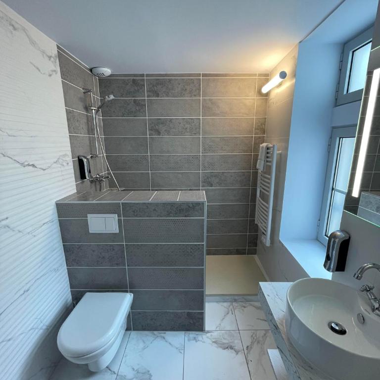 Domaine Clairfontaine Noyarey - Suites Junior - Chambre Double ou Lits Jumeaux - Vue sur Jardin - 5