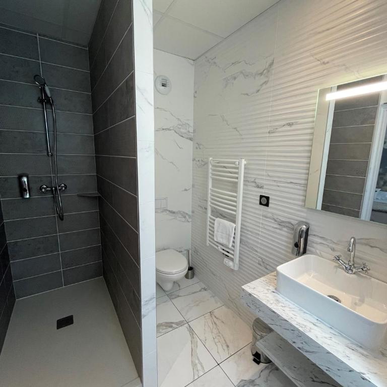 Domaine Clairfontaine Noyarey - Suites Junior - Chambre Double ou Lits Jumeaux - Vue sur Jardin - 3