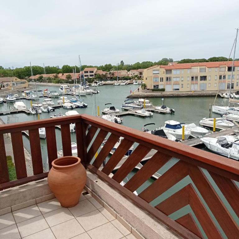 Ombre et soleil vue sur la lagune et bateaux - Two-Bedroom Apartment - 7
