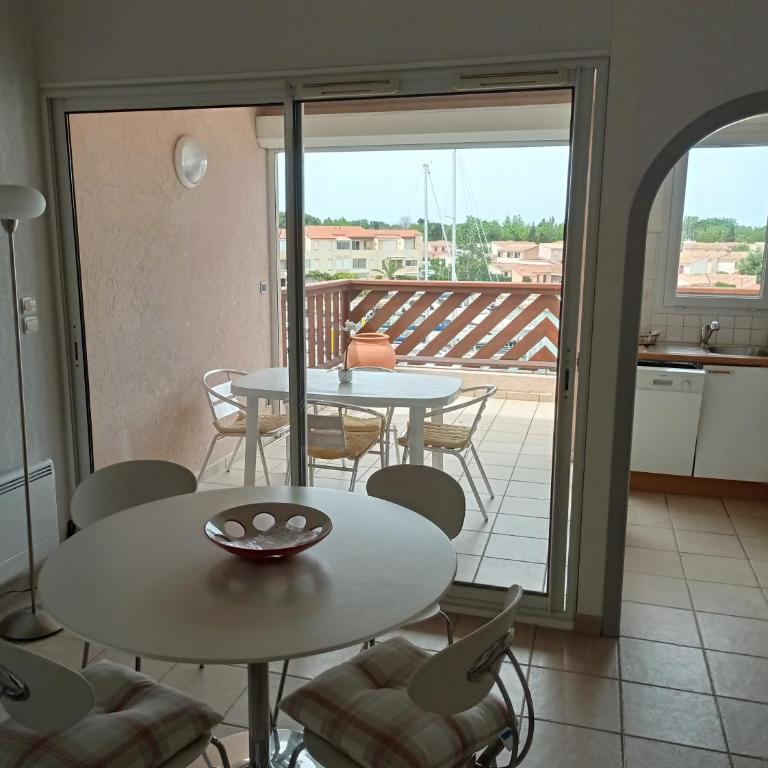 Ombre et soleil vue sur la lagune et bateaux - Two-Bedroom Apartment - 8