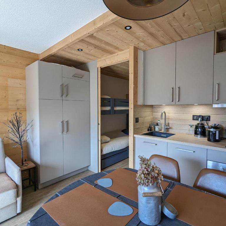 Appartement rénové 2023 au centre de La Clusaz avec balcon, garage, et accès facile aux pistes - FR-1-459-178 - Apartamento (4 adultos) - 4