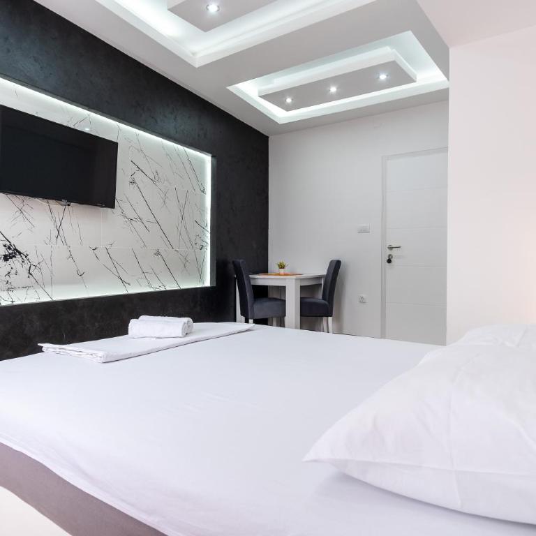 Apartments Sweet Dreams - Deluks Dvokrevetna Soba sa Bračnim Krevetom i Kadom - 3