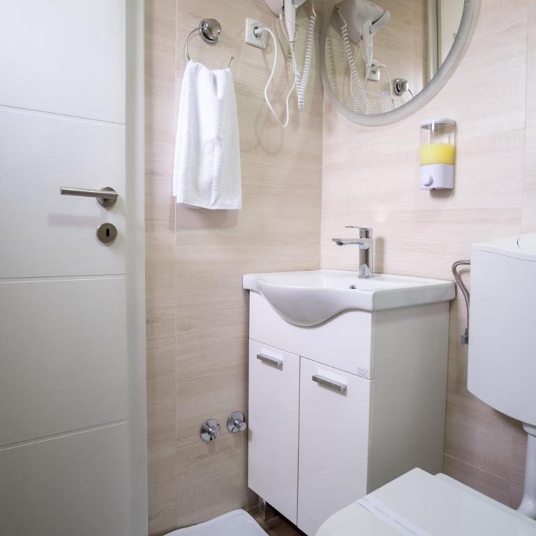 Apartments Sweet Dreams - Deluks Dvokrevetna Soba sa Bračnim Krevetom i Kadom - 8