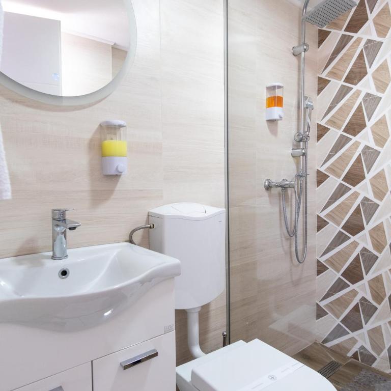 Apartments Sweet Dreams - Deluks Dvokrevetna Soba sa Bračnim Krevetom i Kadom - 10