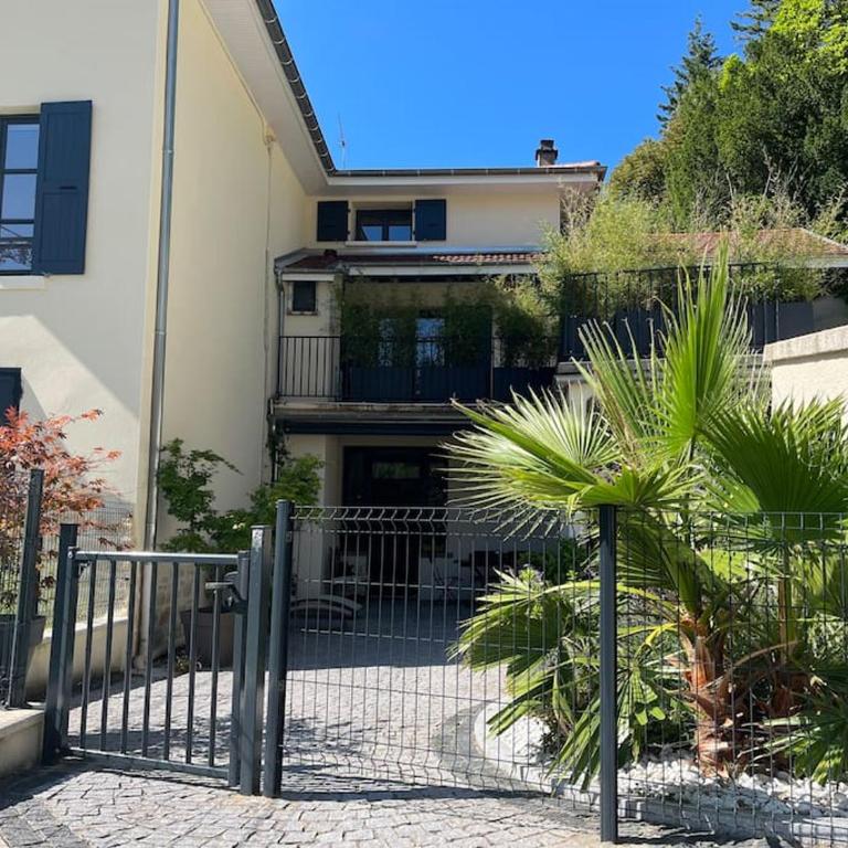 Charmant appartement en pierres - Three-Bedroom Apartment - 1