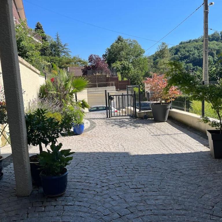 Charmant appartement en pierres - Three-Bedroom Apartment - 10