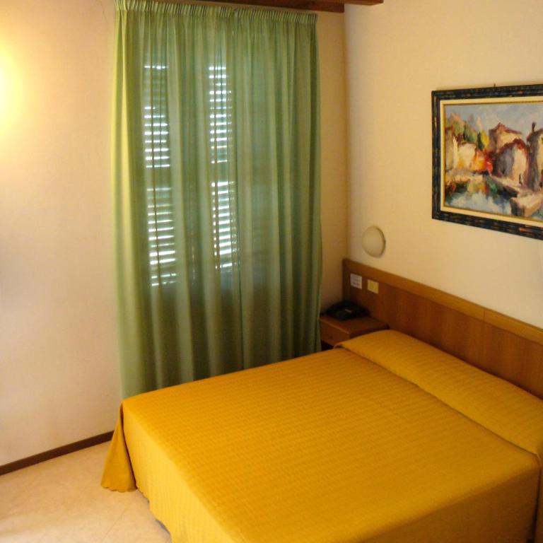 Hotel Tiziana Garnì - Camera Matrimoniale/Doppia con Letti Singoli - 5