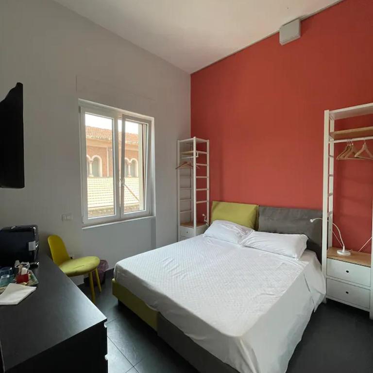 B&B Un Passo Dal Treno Piazza Vittorio Veneto 36-Salerno Station-Building under renovation - Small Double or Twin Room - 2