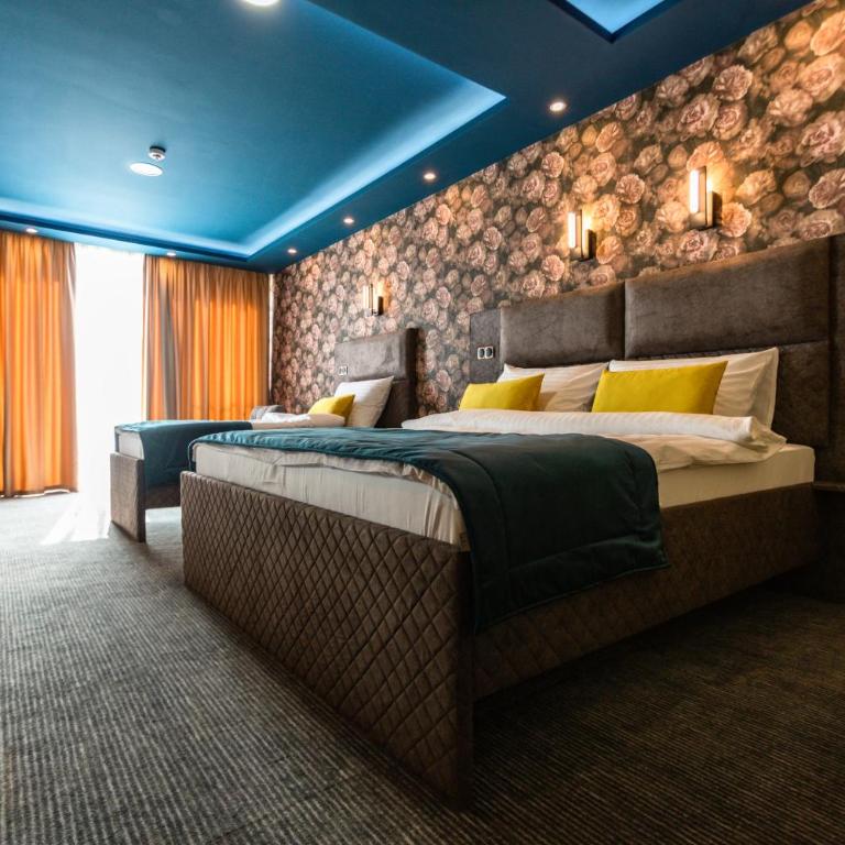 HOTEL LOBBY - Deluxe Triple Room - 11