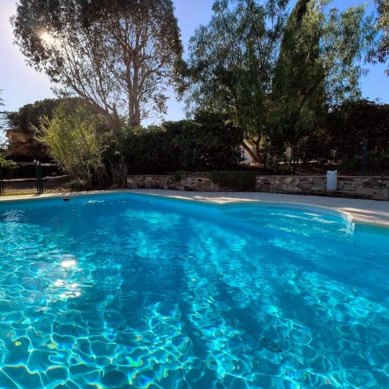 Grand Mas provençal, mer à 200m, parking privé fermé, piscine chauffée - Villa - 6