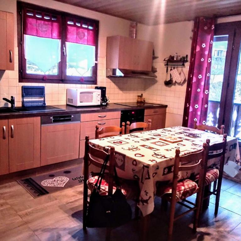 Chalet 2 Pièces, 6 Pers., Proche Centre et Pistes, Balcon Sud/Est, Parking, Animal Admis - FR-1-676-9 - Appartement - 1