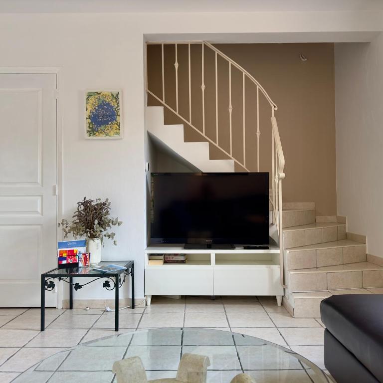 Villa Marinette - Two-Bedroom House with Garden - 7