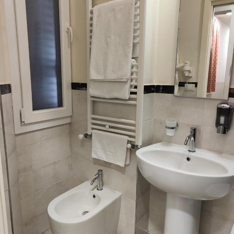 Casa Angelica - Small Double Room with Private Bathroom - 1