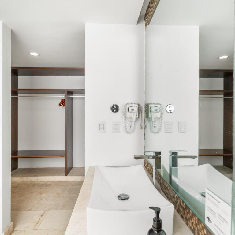 Downtown Condos Luxury - Two-Bedroom Apartment - 10