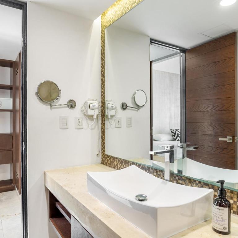 Downtown Condos Luxury - Two-Bedroom Apartment - 15