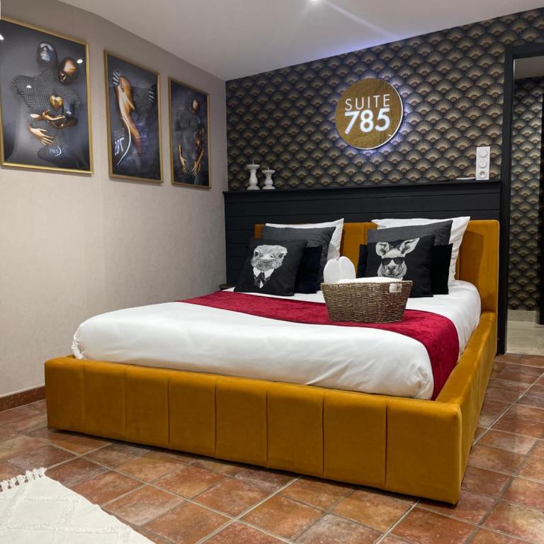 SUITE 785 Chambre Jacuzzi Sauna - Chambre Lit King-Size avec Baignoire Spa - 13