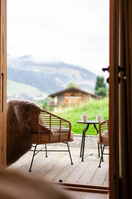 Luxury Megève Chalet, sleeps 8 with Mountain Views and Jacuzzi - Chalet - 8