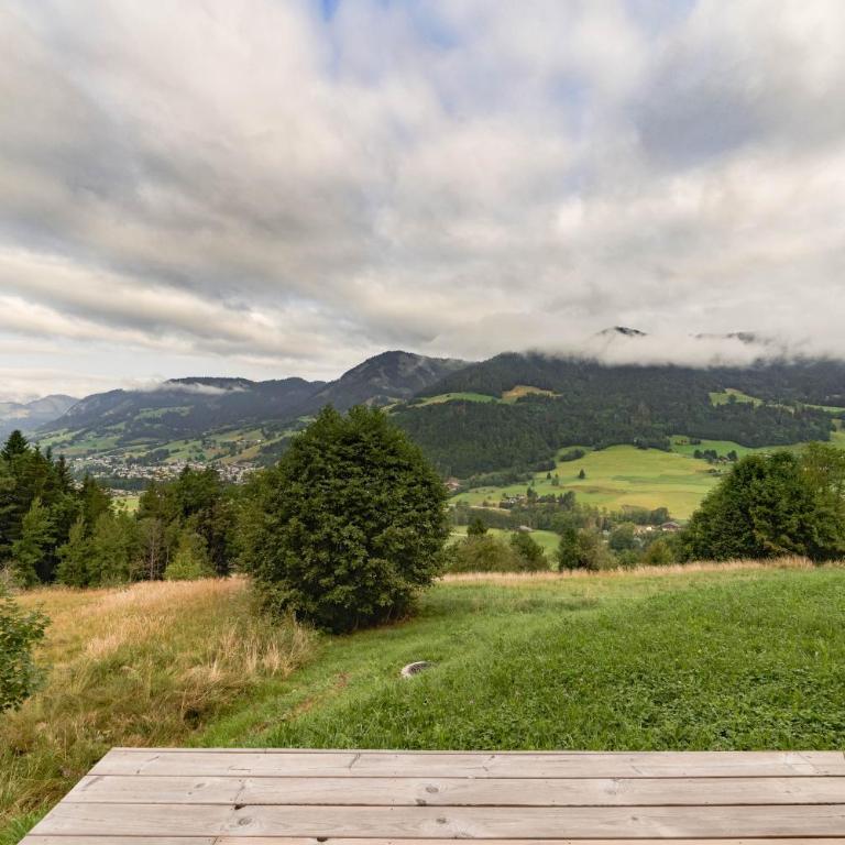 Luxury Megève Chalet, sleeps 8 with Mountain Views and Jacuzzi - Chalet - 5