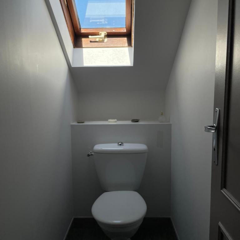 VILLA BONVOULOIR - Petite Chambre Double avec Salle de Bains et Toilettes - 1