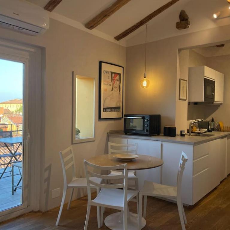Romantic attic room with panoramic view - One-Bedroom Apartment - 3