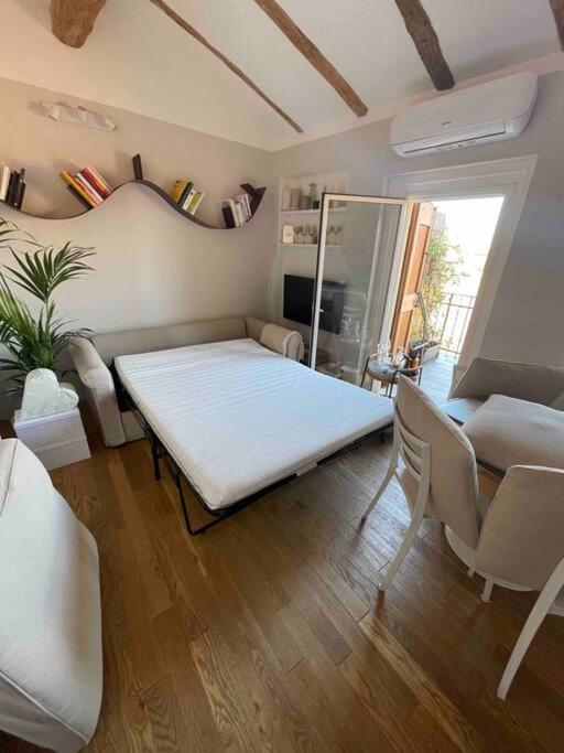 Romantic attic room with panoramic view - One-Bedroom Apartment - 27